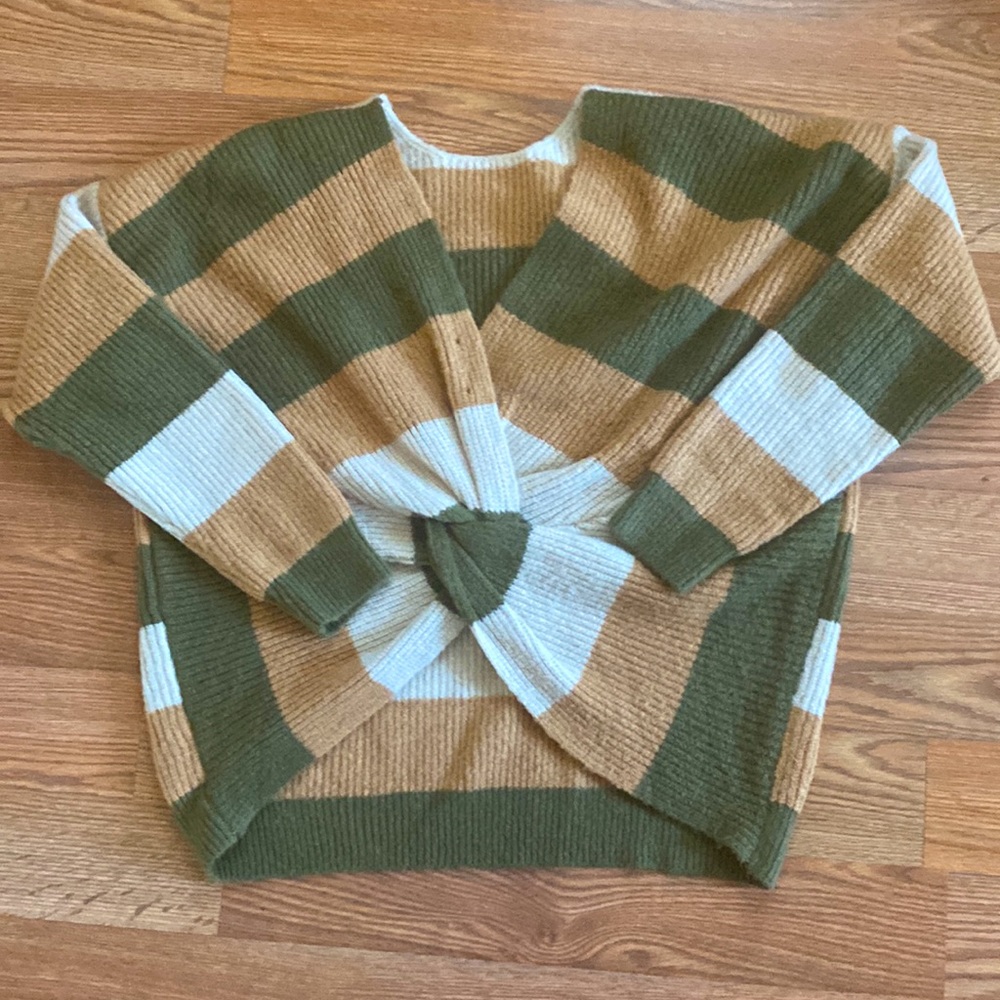 "NWOT" Doe & Rae Women's Sweater Size Medium - Picture 2 of 6